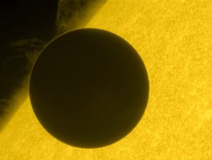 Eine Aufnahme des Hinode-Teleskops vom Transit der Venus an der Sonne vorbei. <small>Credits: <a href="https://www.flickr.com/photos/gsfc/7346012514/">JAXA/NASA</a></small>